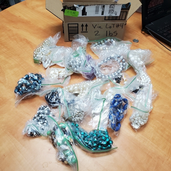 2 lbs vintage jewelry lot 4 - all necklaces - Picture 3 of 3